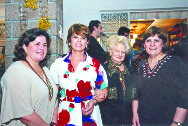 Concorrido lançamento- A empresária Rose Petenucci recebeu amigas e clientes com animado coquetel, para apresentação de sua linha de Natal, com deliciosos bolos, chocolates, panetones e bombons. Na foto, Rose é cumprimentada pelo sucesso por Ana Maria Lima Zem, a jornalista e Anna Thais Fuck | 