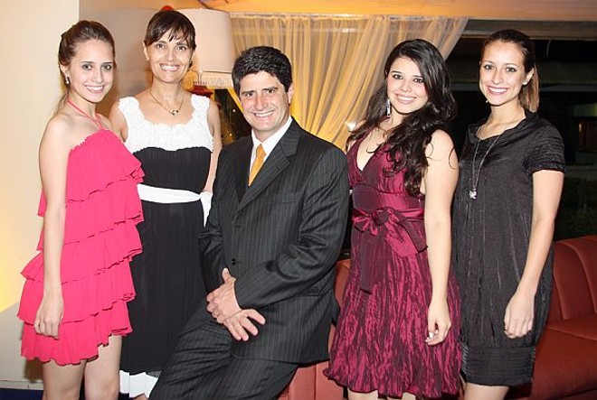 As belas Júlia (à esq.), Débora e Barbara com seus pais, o casal Laura e Raul Alcântara de Souza, na prestigiada festa em comemoração aos 47 anos do Santa Mônica Clube de Campo, no último sábado. Foi o primeiro aniversário do clube da gestão de Raul | 