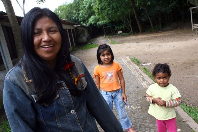 Renh-ga- Jovina, a Renh-ga, trabalhou em restaurantes, mas logo voltou às bases de sua cultura, lidando com plantas medicinais e artesanato. É vice-cacique e fundou uma associação de mulheres índias |