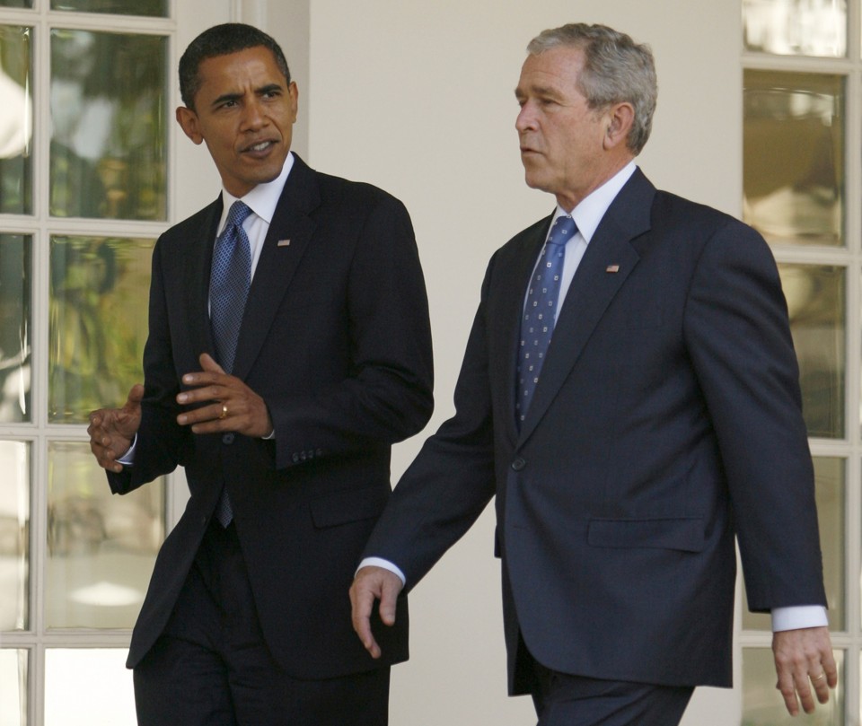 Presidente Bush conversa com Obama, na Casa Branca | Kevin Lamarque / Reuters