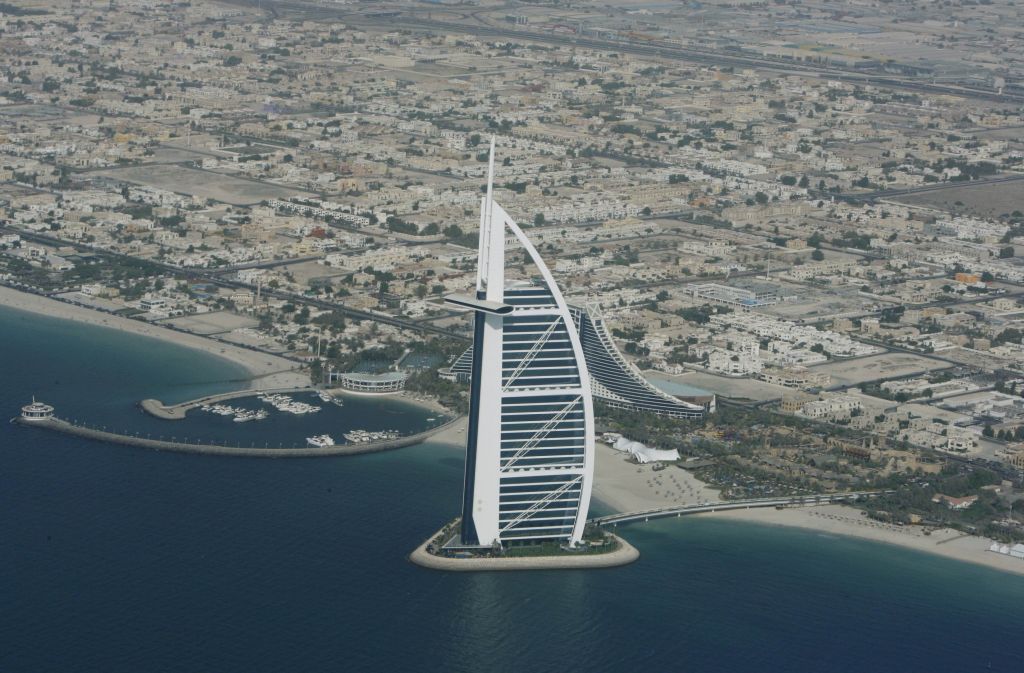 Burj Al Arab, o maior cartão-postal de Dubai, lembra a forma de uma vela de barco | Ahmed Jadallah/Reuters