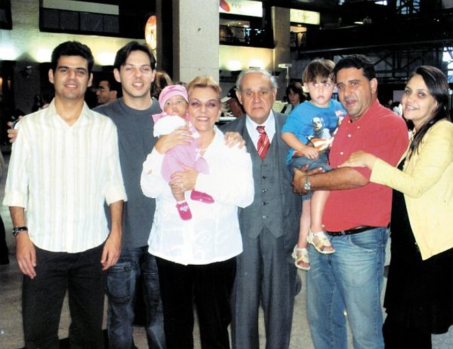 Álbum de família - O médico Américo do Nascimento e sua Gilda Maria estiveram em Maringá, visitando a filha médica Luciana, senhora advogado Rogério Guedes Pereira e onde curtiram os lindos netinhos: Maria Eduarda no colo da orgulhosa avó e Rogério Filho com o pai. Ao lado os tios, os médicos Américo Ribeiro de Nascimento Filho e Saturnino Ribeiro de Nascimento Neto | 