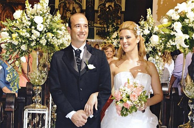 Casamento de destaque - Em elegante acontecimento em Lages/SC, casaram-se a médica Maria Amélia Bertolini e o engenheiro Guilherme Ennes, ela filha de Dalva (Macedo) e Ildefonso Bertolini e ele, dos amigos Vânia Maria (Souza) e Ceciliano José Ennes Neto. Após a cerimônia religiosa, na Catedral Diocesana de Lages, os noivos receberam os convidados no Serrano Tênis Club | 