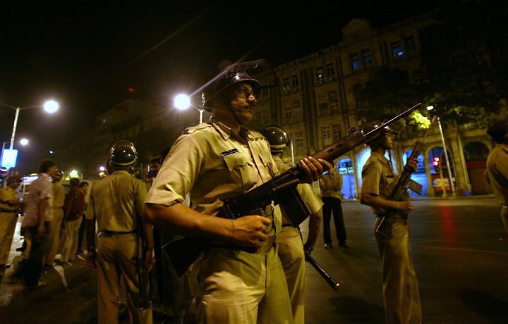 Imagem de um policiail fazendo a guarda de um dos locais atacados | Reuters
