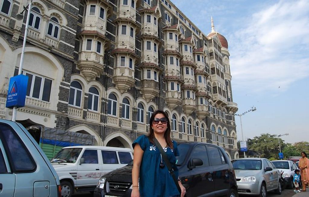 "As coisas aqui na Índia já são difíceis. Acontece uma coisa assim, assusta mesmo. Estou presa dentro de casa. Com a violência perto, da vontade de largar tudo e ir embora", diz a brasileira Viviane Oliveira | Reprodução