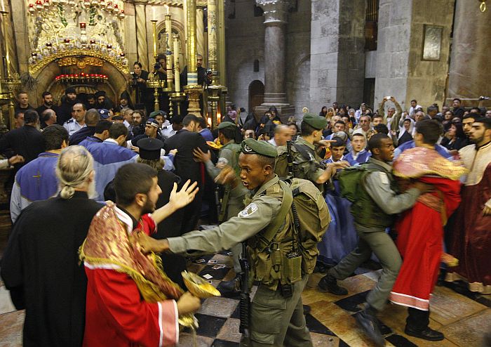 A polícia armada teve de intervir para impedir agressões ainda mais graves | Ammar Awad/Reuters