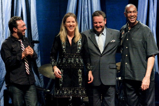 Diana Krall durante show em Curitiba nesta segunda-feira (3) |