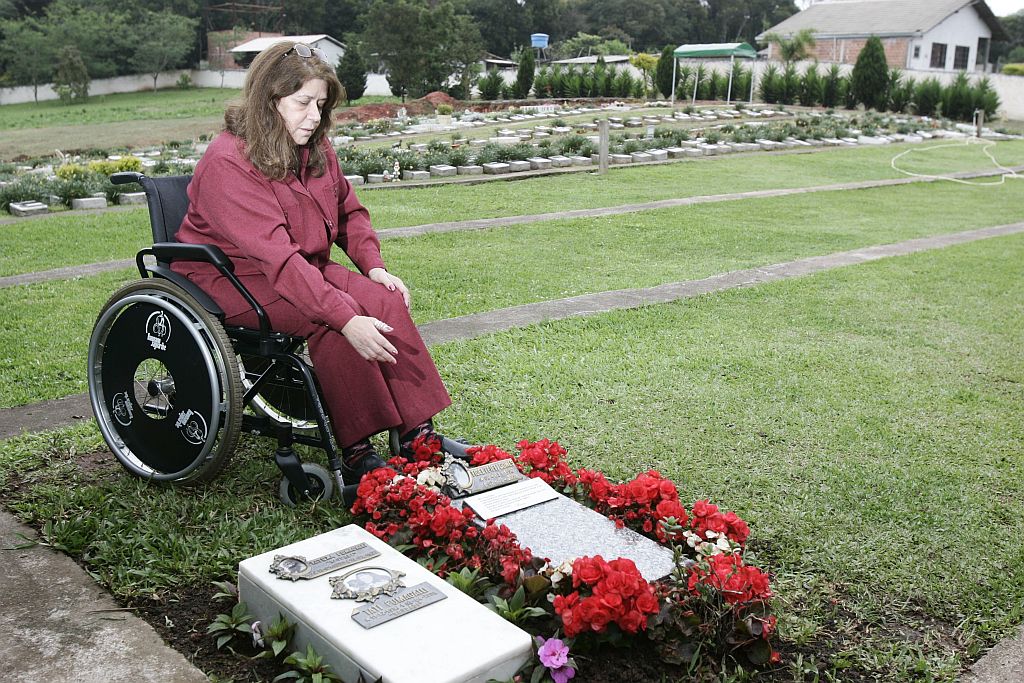 Maria da Graça no túmulo de seu gato Fidel Gomes, o Fifi | Daniel Castellano/Gazeta do Povo