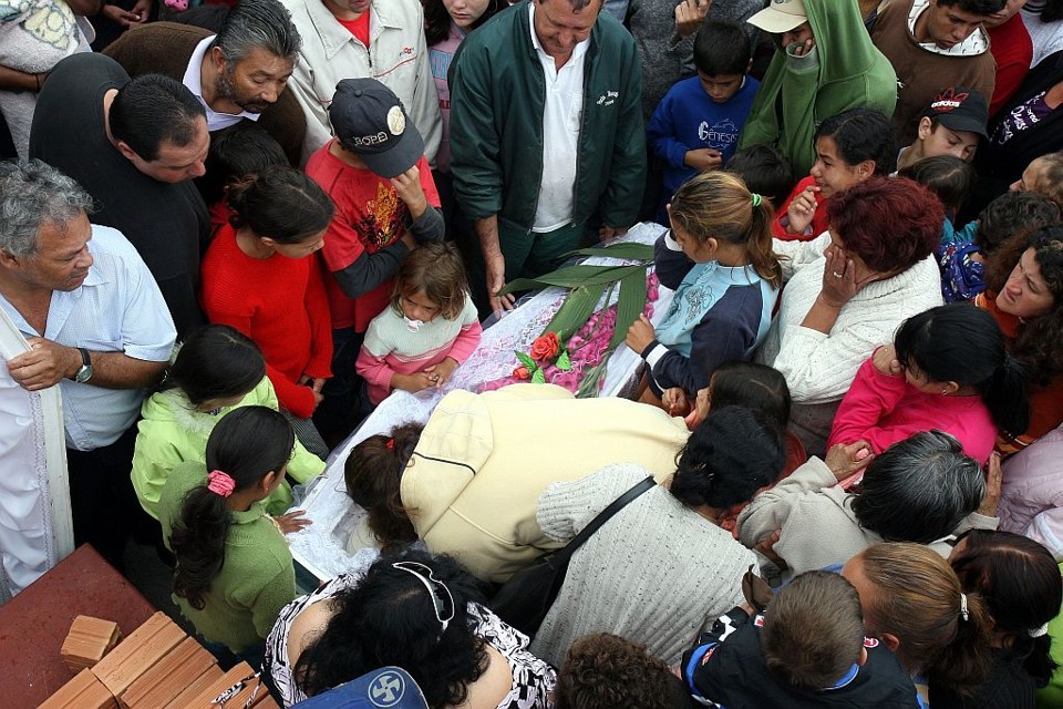Enterro em Castro: corpo da menina Alessandra, de 8 anos, foi encontrado em um matagal.  Dois suspeitos de estuprá-la estão presos. | Henry Milléo/Gazeta do Povo