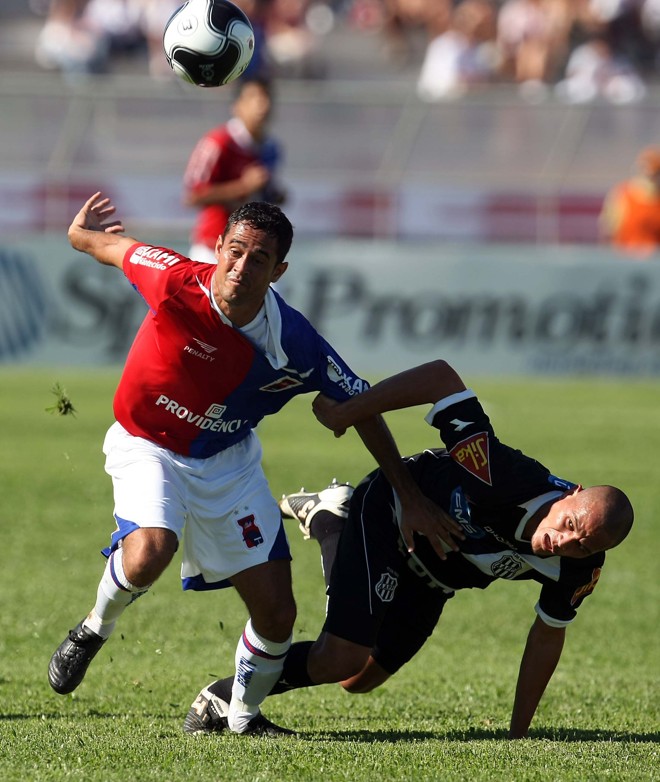 A forte marcação da Ponte apertou e Ricardinho teve poucas chances | 