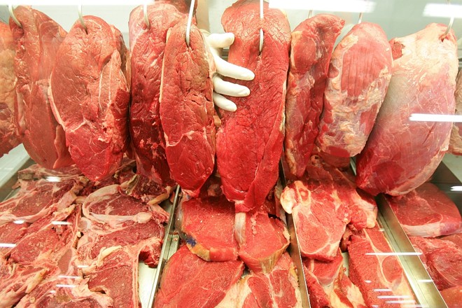 Alcatra e patinho subiram entre 25% e 30% nos últimos 12 meses, enquanto costela disparou 60% . | 