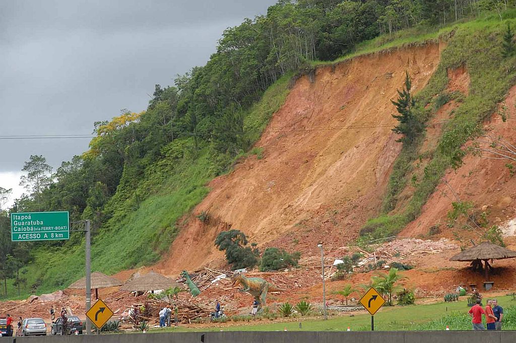 Deslizamento de terra destruiu o estabelecimento comercial de Jair Dias, às margens da BR-376, em Guaratuba | Éverson Bressan/SECS