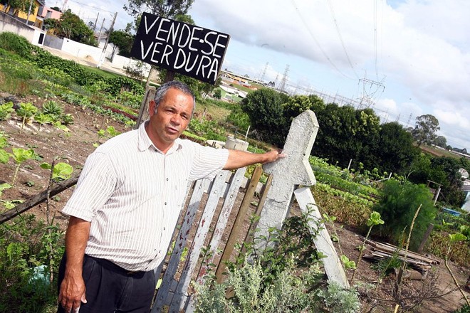 Wílson Brito na horta comunitária que mantém no Jardim Dom Bosco, em consórcio informal com mais três moradoras: pedreiro de profissão, agricultor por vocação | 