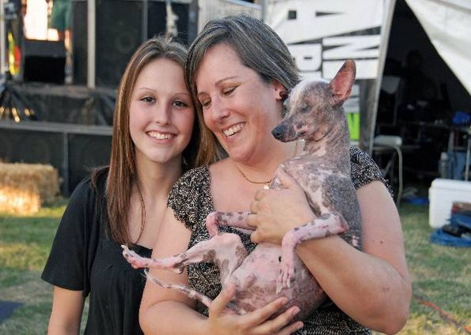 Jeanenne e Janey Teed com seu cão chinês Gus: cachorro mais feio do mundo | Divulgação