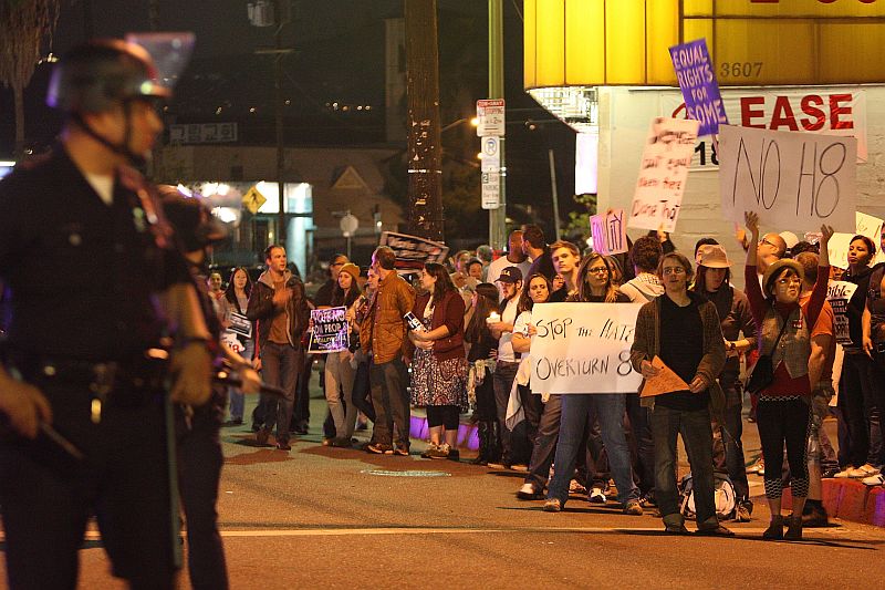 Uma multidão eclética, estimada em cinco mil pessoas, percorreu vários bairros no distrito de Silver Lake, a leste de Hollywood, carregando cartazes e fazendo coro contra a Proposta 8 | AFP
