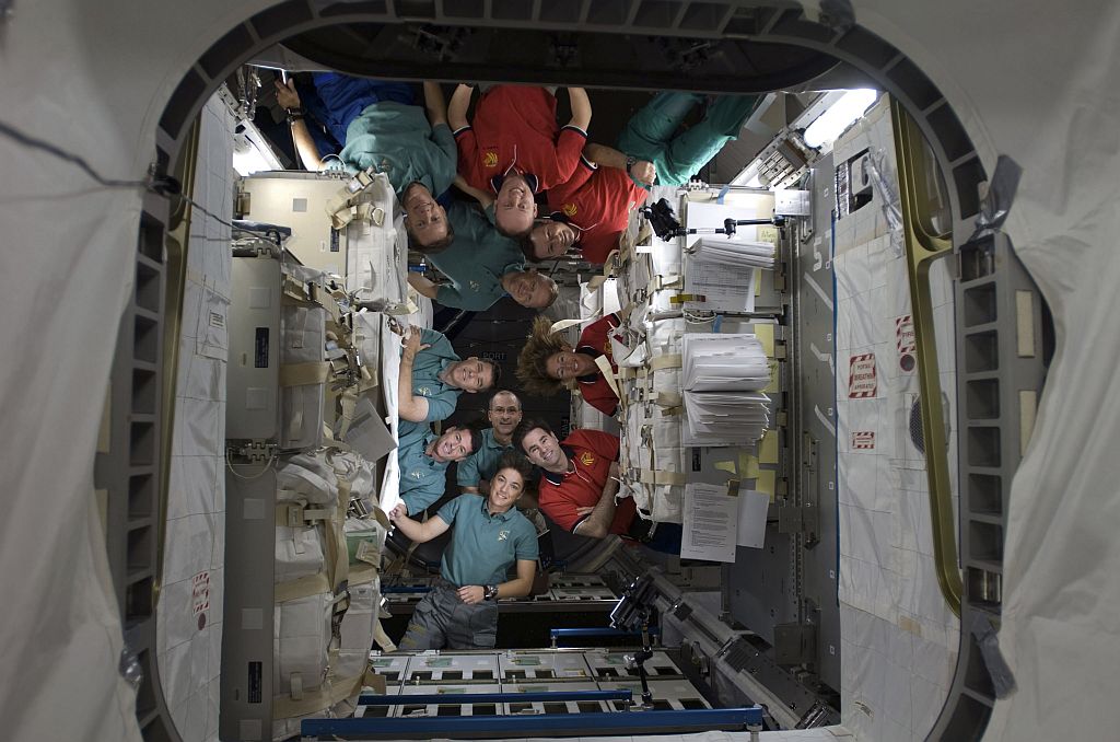 Objetivo da missão é deixar os dispositivos de rotação dos painéis solares do complexo orbital em perfeito funcionamento | NASA / Reuters