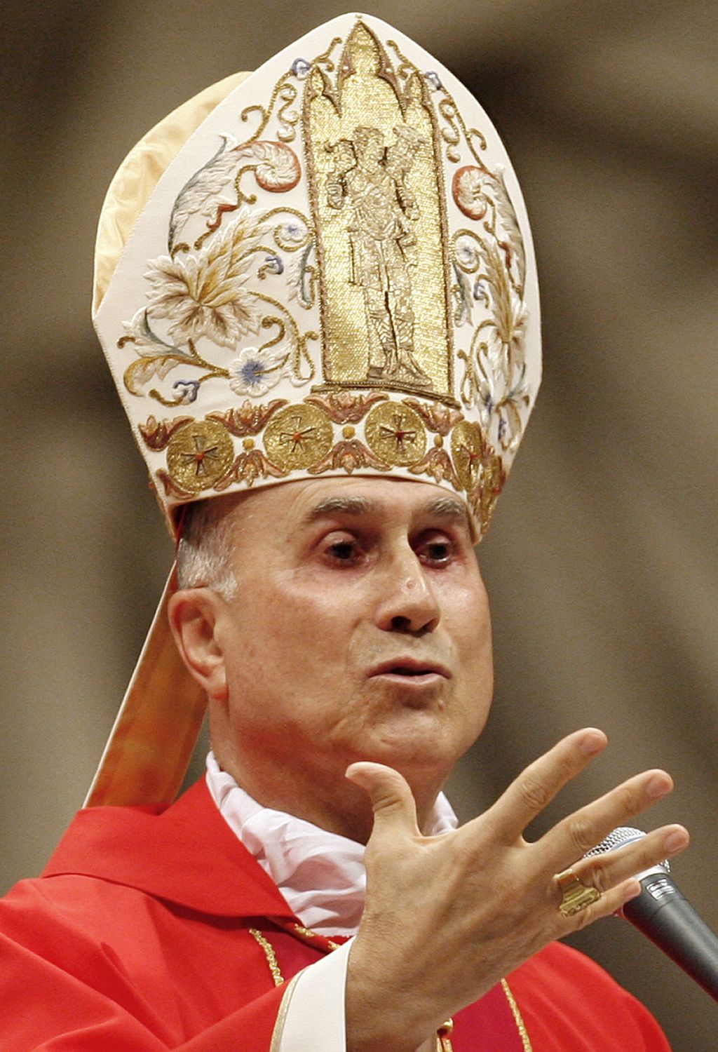 Bertone mencionou durante o seminário que marca o 50º aniversário da morte de PIO XII que a imagem divulgada pelos regimes comunistas da Guerra Fria "não tem fundamento histórico" | Giampiero Sposito / Reuters