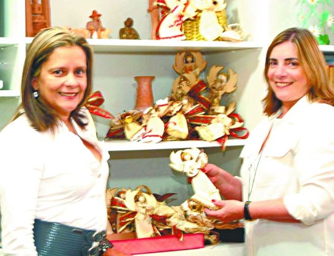 Natal em Viena, anjos daqui- Maria Olívia Samek e Lúcia Arruda vogam na Áustria. Ali, a convite do embaixador do Brasil, Julinho Zellner, preparam mostra de artesanato do PR, num espaço da ONU. Na foto de Lina Faria, anjos em palha de milho da artesã Doralice, de Rio Negro, que ornamentam agora a árvore de natal da nossa embaixada, em Viena. Julinho é casado com a paranaense Marília Sardenberg, nossa embaixadora na Tunísia. O casal só se encontra nos fins de semana. Coisas do ofício | 