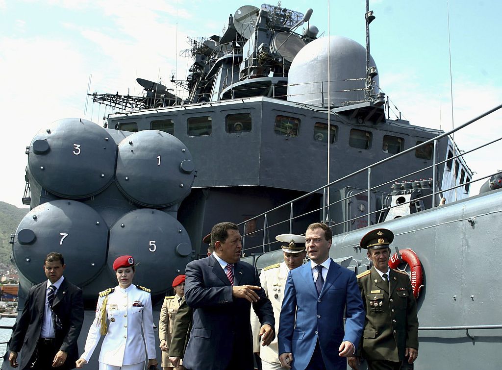Chávez (centro) e Medvedev (2º dir.) visitam o destróier anti-submarino Almirante Chabanenko | Miraflores Palace / Reuters