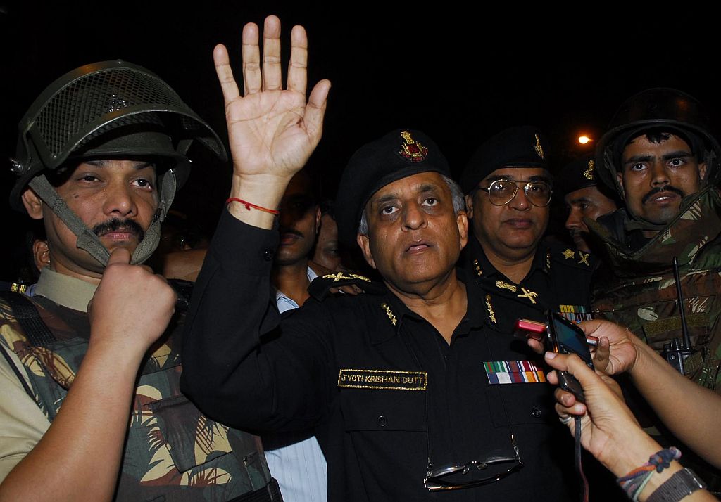 Chefe da Guarda Nacional indiana Jyoti Krishan Dutt (centro) fala para a imprensa depois da operação perto do centro judaíco (Nariman House), em Mumbai | Stringer / Reuters