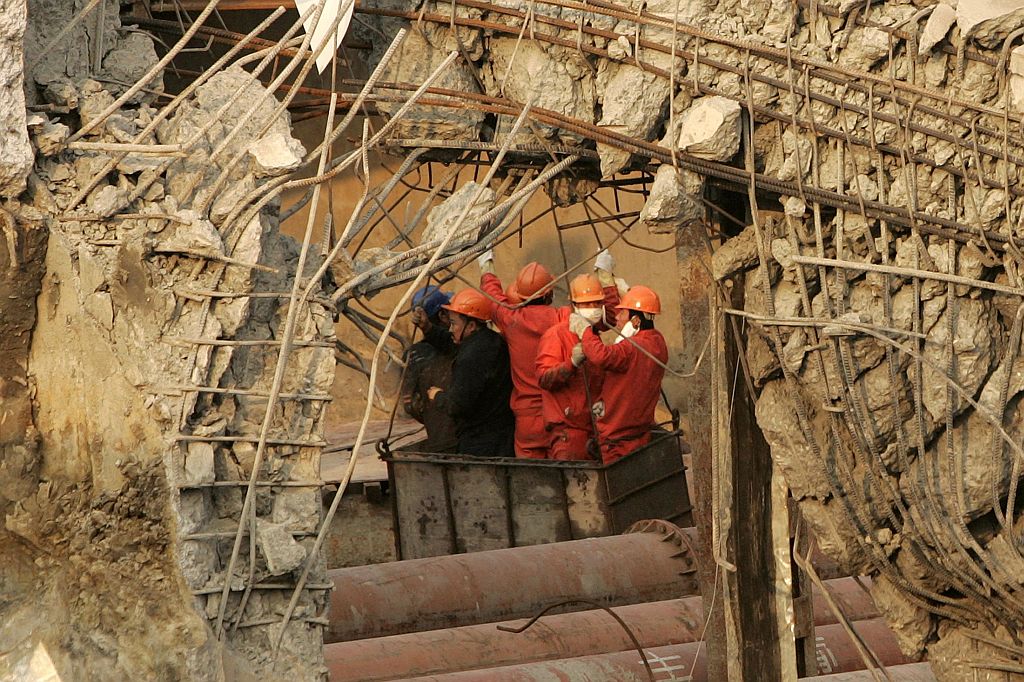 Bombeiros seguem na busca pelas vítimas na cratera formada no trecho de 76 metros de uma área em construção na cidade de Hangzhou | Aly Song / Reuters