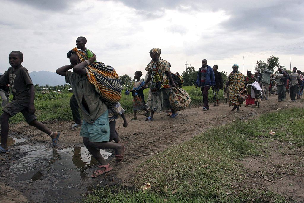 Cidadãos escapam de Kiwanja para Rutshuru após sofrerem um ataque da milícia local chamada de Mai-Mai. Rebeldes mataram os supeitos de apoiar a milícia | Emmanuel Braun / Reuters