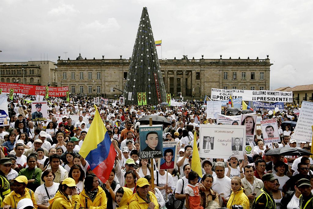 Colombianos vestidos com camisetas brancas foram às ruas exigir a imediata liberação dos reféns em poder das Farc | John Vizcaino / Reuters
