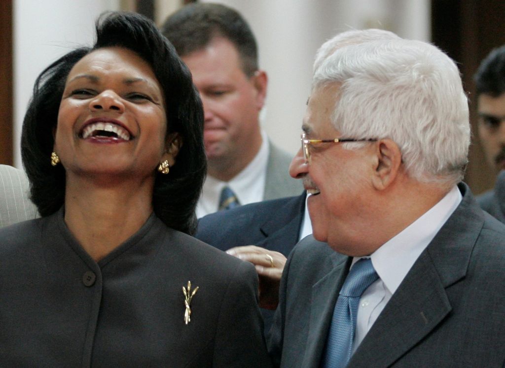 Condoleezza Rice (esq.) ri enquanto caminha com o presidente palestino Mahmoud Abbas (dir.) após reunião em West Bank | Tara Todras-Whitehill / Reuters