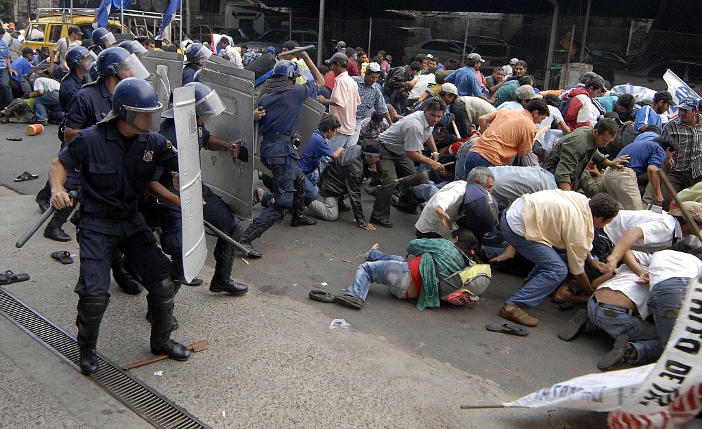 Policiais paraguaios dispersam um grupo de pessoas que marchou durante protesto, em Assunção | Diario ABC Color / Reuters