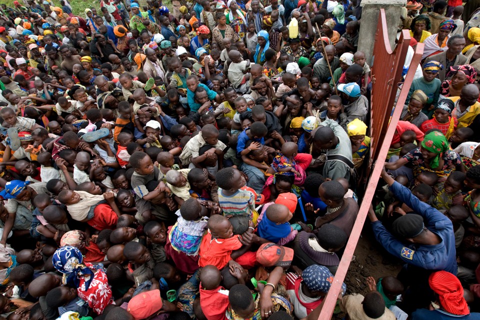 Refugiados tiveram que sair de suas casas em função entre do conflito entre rebeldes da etnia tutsi e tropas do governo | Yasuyoshi Chiba / AFP