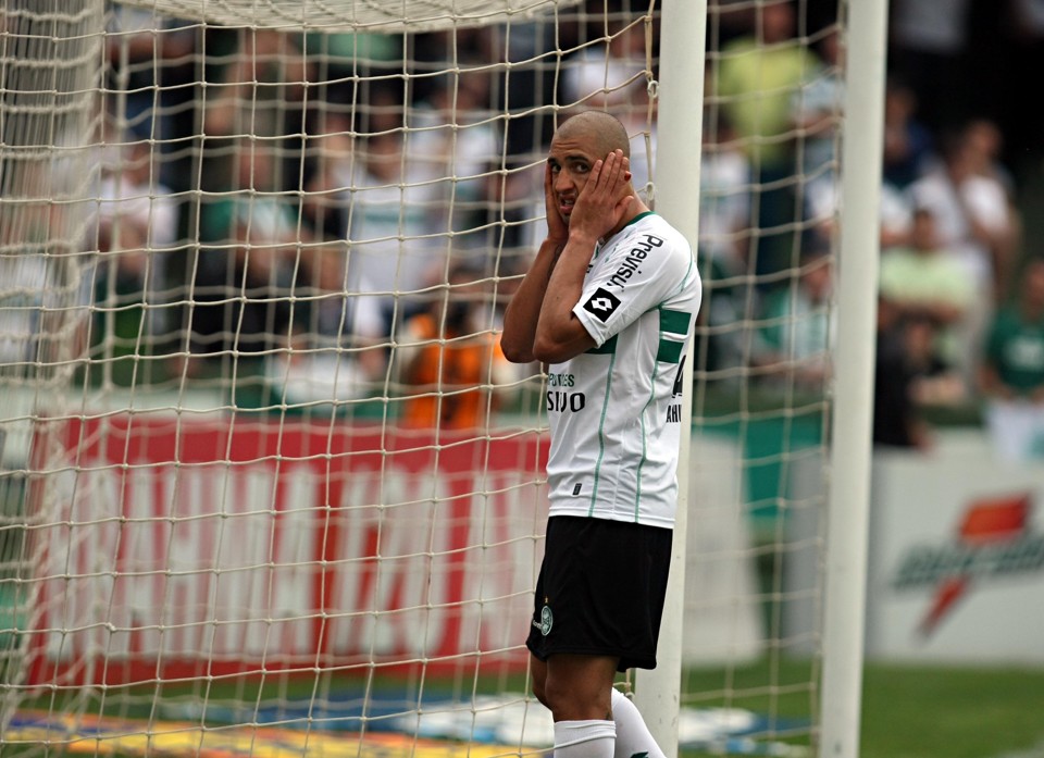 A argentino Ariel não acredita no gol perdido no minutos finais, que poderia dar a vitória ao Coxa | Albari Rosa / Gazeta do Povo