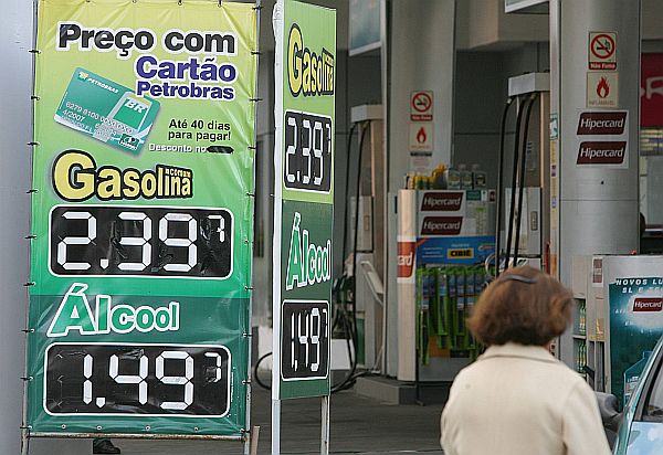 Preço mais baixo do álcool combustível na maior parte do país contribuiu para elevar a sua comercialização. | Daniel Castellano/Gazeta do Povo