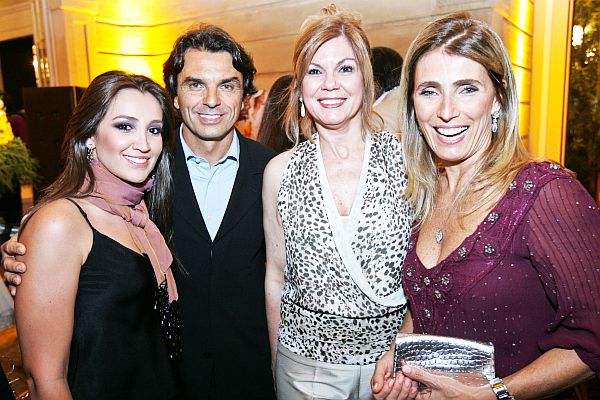 A arquiteta Priscilla Müller (à esq.), o piloto Raul Boesel (que conduziu Papai Noel), Lígia Hartmann, do buffet Nani Carvalho, e Deborah Boesel (esposa de Raul) na festa de abertura do Natal Encantado de Curitiba, que reuniu dois mil convidados nesta terça-feira, no Castelo do Batel | Naideron Jr.