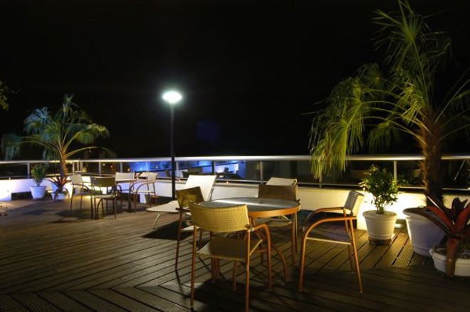 Casa suspensa: um espaço completo de lazer, com jeitinho de casa de praia. O projeto desenvolvido pelo arquiteto Luiz Maganhoto e pelo designer Daniel Casagrande para a sacada de uma cobertura em Caiobá transformou o apartamento quase em uma residência litorânea.