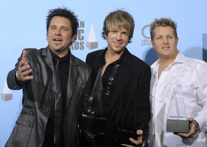 Membros do Rascal Flatts Jay DeMarcus (à esq.), Joe Don Rooney (ao centro) e Gary Levox receberam o prêmio de Grupo Country Favorito |