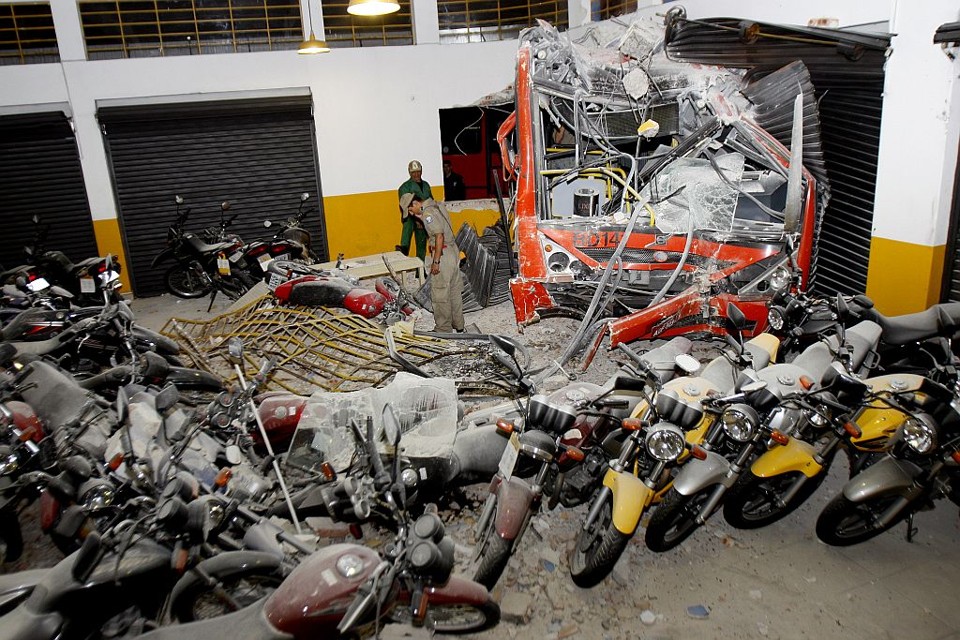 Loja de motos foi invadida por ônibus em 2008. Prefixo é o mesmo de biarticulado envolvido em acidente neste sábado: BD 141 | Antonio More/ Agência de Notícias Gazeta do Povo