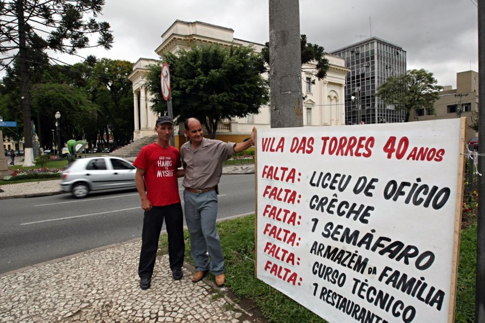 Moradores da Vila Torres em protesto na Câmara, em 2008: décadas de espera. | Albari Rosa/Gazeta do Povo