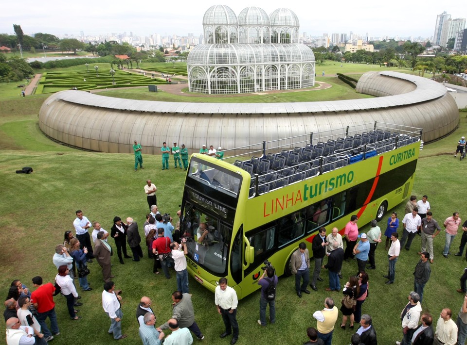 Turistas e curitibanos puderam conferir o novo ônibus de dois andares no Jardim Botânico, na manhã desta sexta-feira (14) | Maurílio Cheli/SMCS