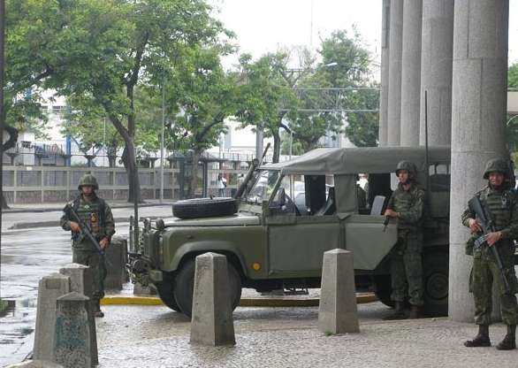 Equipes das Forças Armadas já estão nas ruas. Nas proximidades do Aeroporto Santos Dumont, no Centro do Rio, soldados de prontidão | Aluizio Freire/G1