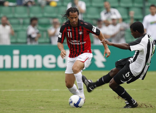 Lá no ataque, Júlio Cesar perdeu um gol feito e tirou Geninho do sério | 