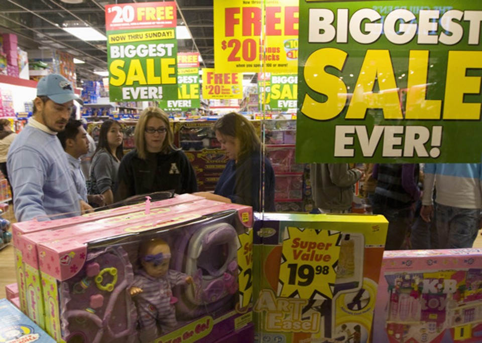 Consumidores olham brinquedos na KB Toys em Concórdia, na Carolina do Norte. | Chris Keane/Reuters
