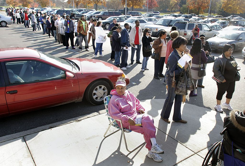 Eleitores esperam em longas filas para conseguirem votar, em Detroit | Bill Pugliano/AFP