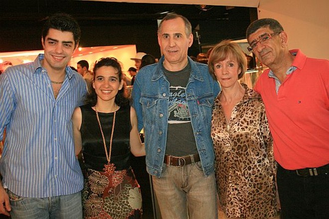 Mariana Magtaz (à esq.) lançou no último dia do recém-encerrado Crystal Fashion o livro