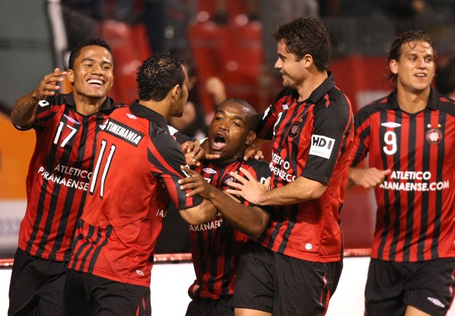 Autor do gol mil do Furacão em Brasileiros, Alan Bahia foi muito celebrado pelos companheiros | 