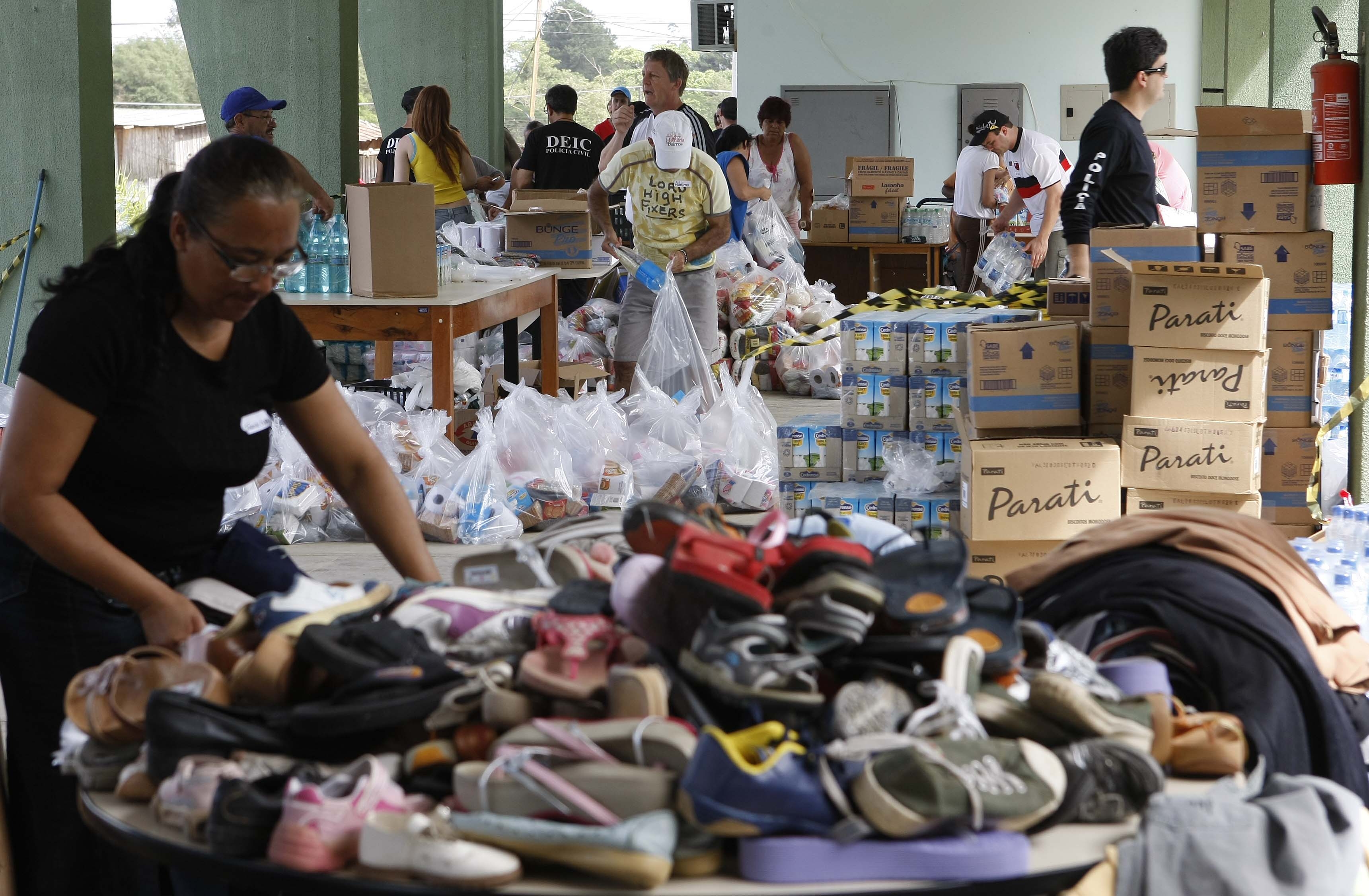 Voluntários trabalham na separação e na embalagem dos donativos | Jonathan Campos - Gazeta do Povo