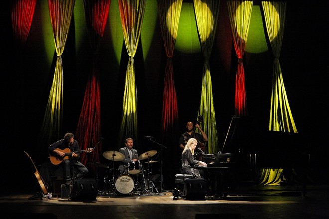 Diana Krall durante show em Curitiba nesta segunda-feira (3) |