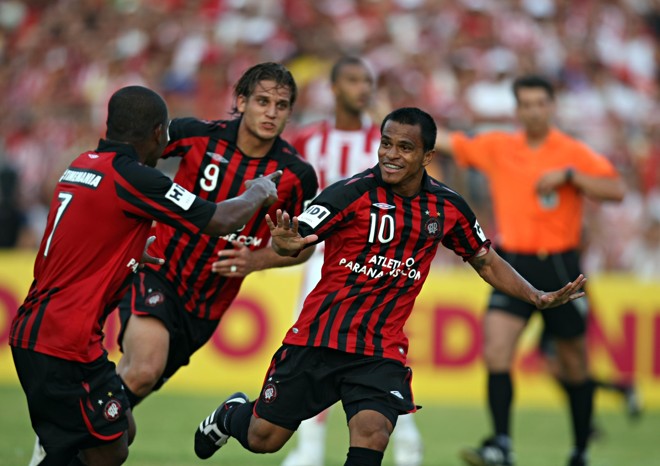 Jogadores do Atlético comemoram o gol rubro-negro no Recife | 