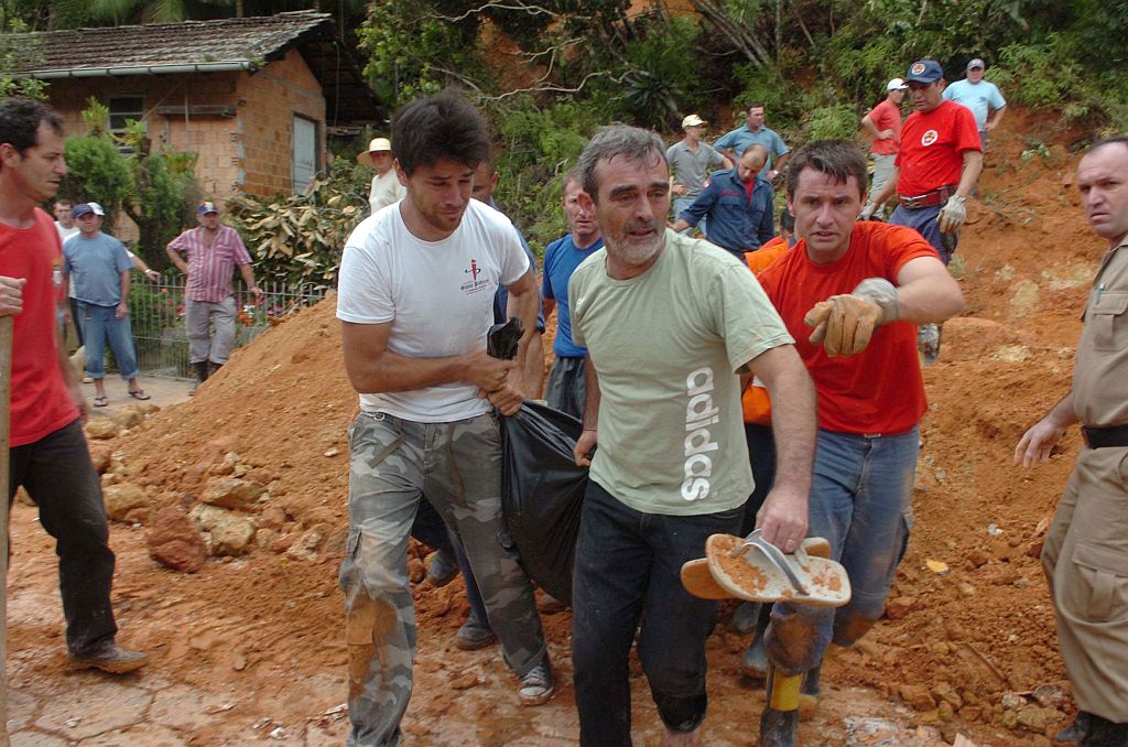 Resgate de corpo soterrado em Itajaí: a previsão é de que o número total de mortos em Santa Catarina passe de 100 | Hermínio Nunes/Diário Catarinense