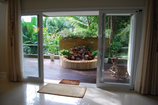 Harmonia natural: uma união de elementos da natureza foi a proposta para essa sacada, criada pela arquiteta Cristianne Gehlen. No local, a profissional instalou uma fonte repleta de pedras, colocou madeira nos pisos e em um trabalho artesanal (um carrinho feito em madeira trançada) e abusou da bela vista de um bosque logo à frente do imóvel.