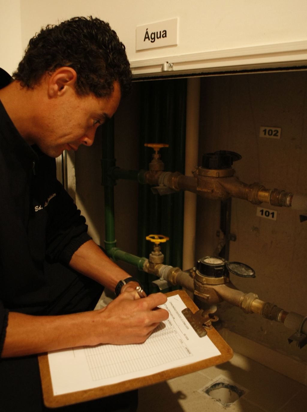 Após a leitura da Sanepar, o zelador Fernando Carrão faz a checagem do consumo de água de cada apartamento. Para o síndico Márcio Cunha essa é a forma mais justa de cobrança | Jonathan Campos/Gazeta do Povo